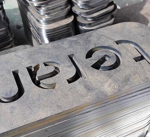 在金屬激光切割機(jī)中，穩(wěn)壓器是一種能穩(wěn)定輸出電壓的裝置